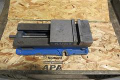 Kurt Model D-688 6" Machine Vise w Hardjaws