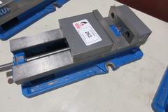Kurt Model D-688 6" Machine Vise w Hardjaws