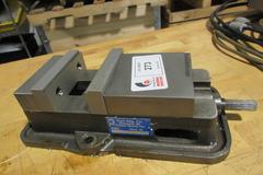 Kurt A50 5" Machine Vise w/ Hardjaws