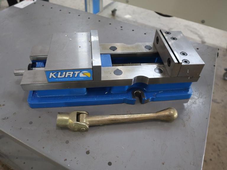 Kurt DX6 6" Machine Vise, Steel Jaws, Handle