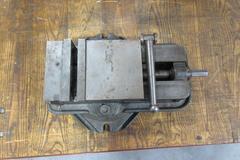 Kurt D-60 6" Machine Vise Mounted On Swivel Base w/ Handle & Steel Jaws
