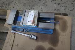 Kurt D-675 6" Machine Vise, Steel Jaws, Handle