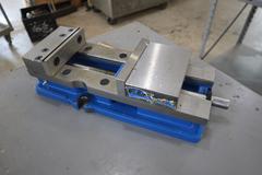 Kurt DX6 6" Machine Vise, Steel Jaws, Handle