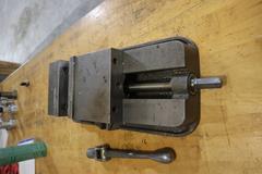 Kurt D675 6" Machine Vise With Hard Jaws and Handle