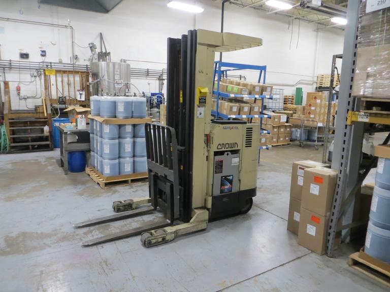 Crown 35RRTT Single Reach 2-Stage Electric Forklift with Side Shift