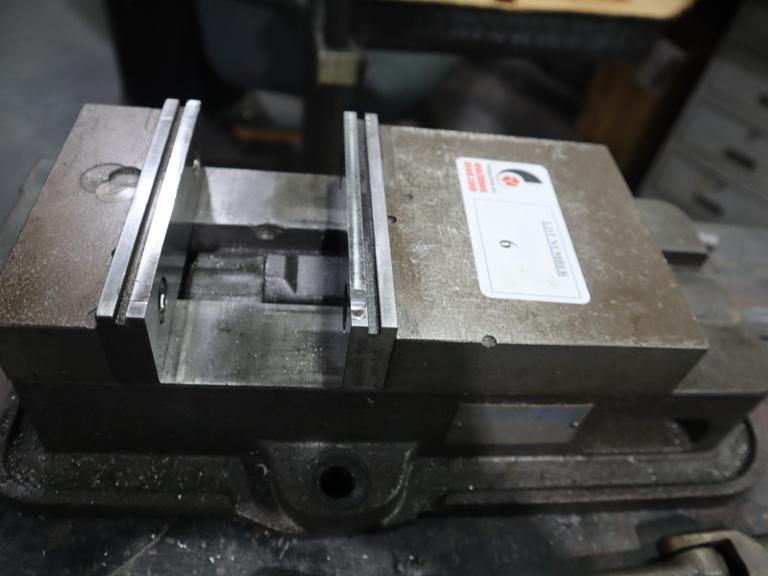 Kurt D-60 6" Machine Vise - Steel Jaws & Handle