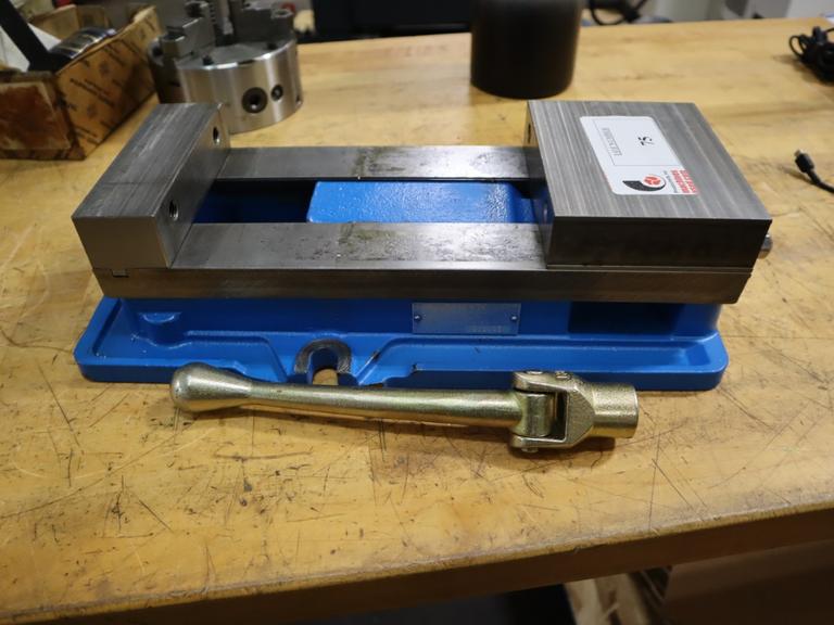 Kurt D-675 6" Machine Vise, Handle, - No Jaws