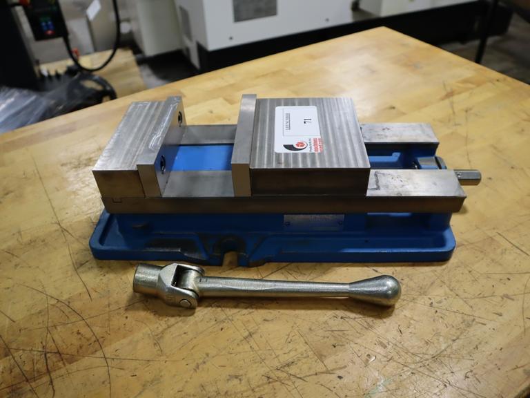 Kurt D-675 6" Machine Vise, Steel Jaws, Handle