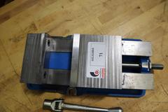 Kurt D-675 6" Machine Vise, Steel Jaws, Handle