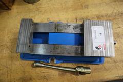 Kurt D-675 6" Machine Vise, Handle, - No Jaws