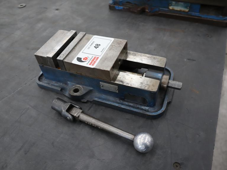 Kurt D-40 4" Machine Vise, Steel Jaws, Handle