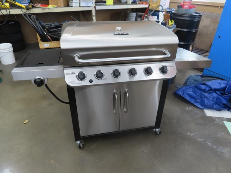 Charbroil Grill w Propane Tank