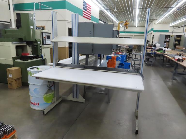 Adjustable Work Bench w Power Strip