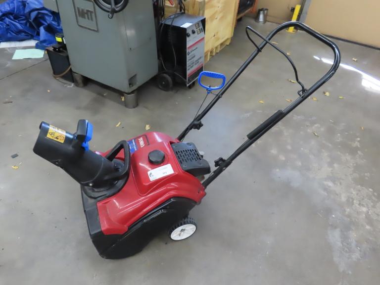 Toro Power Clear 5518ZE Gas Snow Thrower, 18" Clearing Width 99CCOHV 4 Cycle Engine, Electric Start