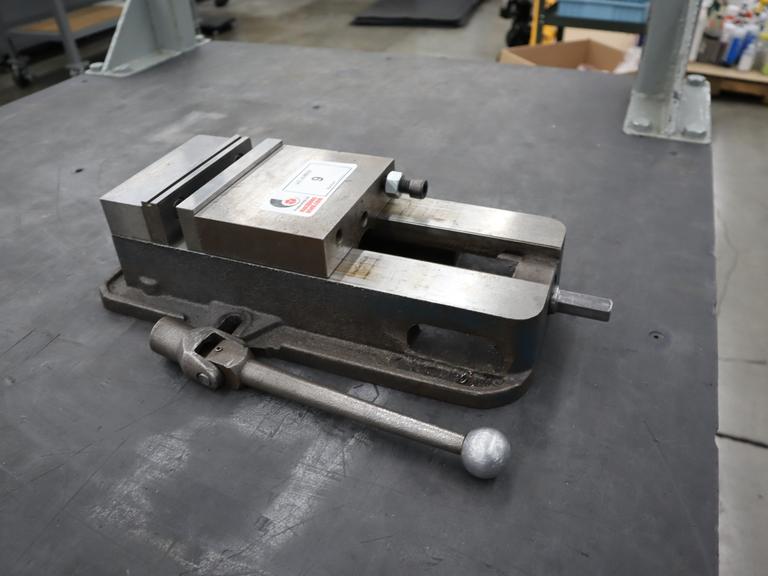Kurt D-675 6" Machine Vise, Steel Jaws, Handle