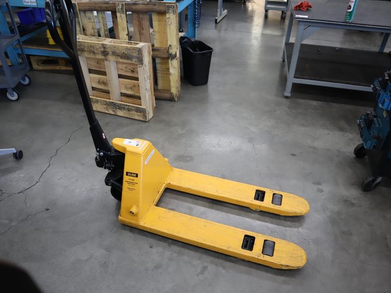 ULine H-1366 Pllaet Jack, 5500 LB. Capacity Narrow and Short Forks