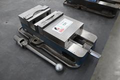 Kurt D-675 6" Machine Vise, Steel Jaws, Handle