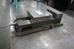 Kurt D-80 8" Machine Vise, Steel Jaws, Handle