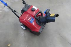 Toro Power Clear 5518ZE Gas Snow Thrower, 18" Clearing Width 99CCOHV 4 Cycle Engine, Electric Start