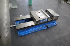 Kurt D-688 6" Machine Vise, Steel Jaws, Handle