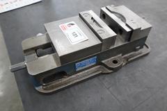 Kurt D-675 6" Machine Vise, Steel Jaws, Handle