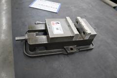 Kurt D-60 6" Machine Vise, Aluminum Jaws, Handle