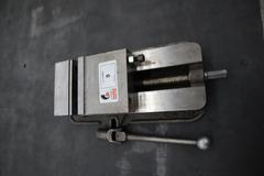 Kurt D-675 6" Machine Vise, Steel Jaws, Handle