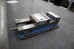 Kurt D-688 6" Machine Vise, Steel Jaws, Handle
