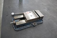 Kurt D-40 4" Machine Vise, Steel Jaws, Handle
