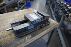 Kurt D-675 6" Machine Vis,e Steel Jaws, Handle