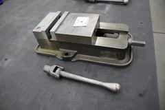 Kurt D-60 6" Machine Vise Steel Jaws, Handle