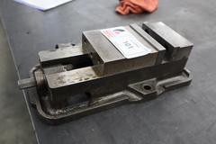 Kurt D-40 4" machine Vise, Steel Jaws, Handle