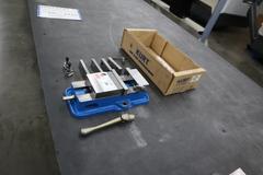 Kurt D-40 4" Machine Vise w Extra Steel Jaws, Handles, Adjustable Work Stops