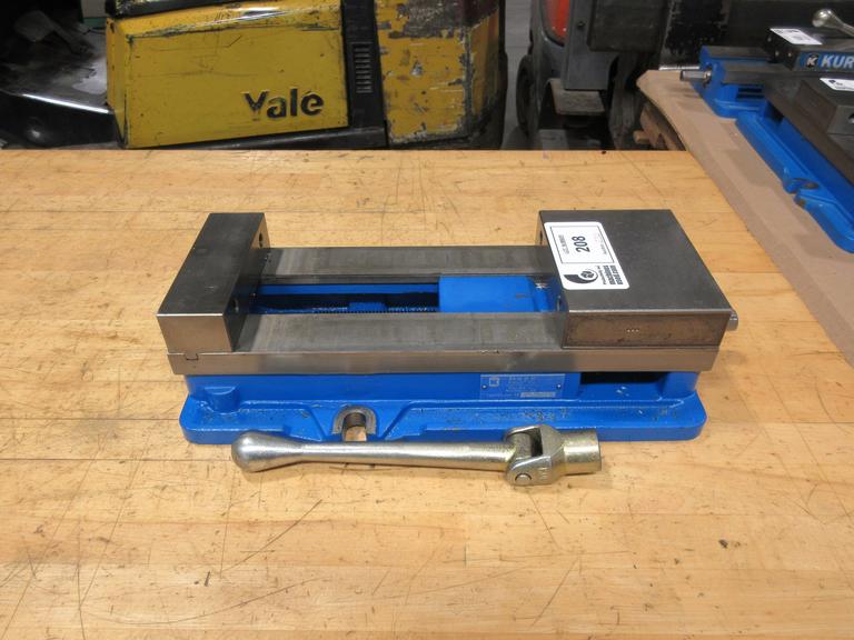Kurt D688 6" AngLock CNC Milling Vise – w/ Handle