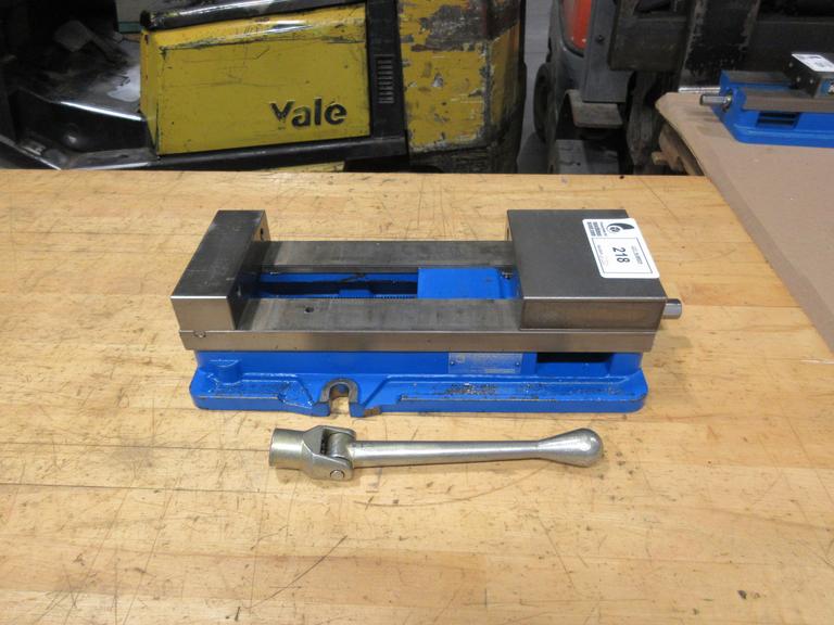 Kurt D688 6" AngLock CNC Milling Vise – w/ Handle