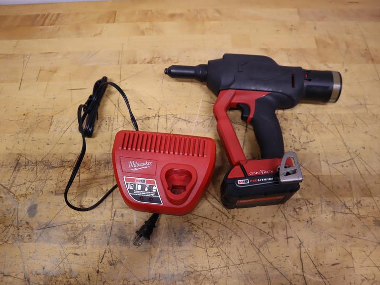 Milwaukee M18 FUEL 1/4" Blind Rivet Tool Kit w/ ONE-KEY & M12 Charger