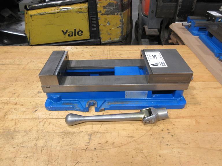 Kurt D688 6" AngLock CNC Milling Vise – w/ Handle