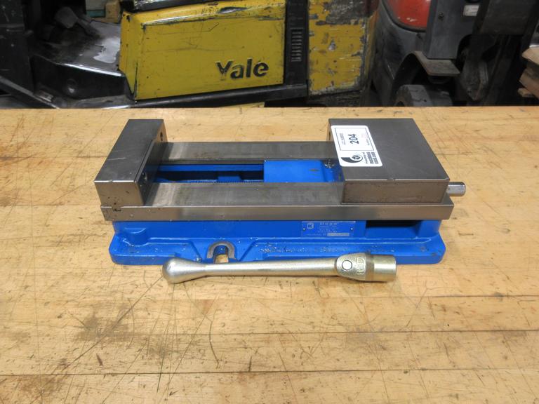 Kurt D688 6" AngLock CNC Milling Vise – w/ Handle