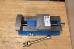 Kurt D688 6" AngLock CNC Milling Vise – w/ Handle