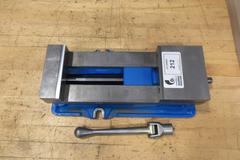 Kurt D688 6" AngLock CNC Milling Vise – w/ Handle
