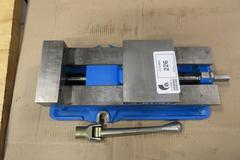 Kurt D688 6" AngLock CNC Milling Vise – w/ Handle
