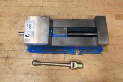 Kurt D688 6" AngLock CNC Milling Vise – w/ Handle