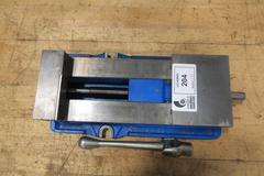 Kurt D688 6" AngLock CNC Milling Vise – w/ Handle