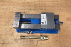 Kurt D688 6" AngLock CNC Milling Vise – w/ Handle