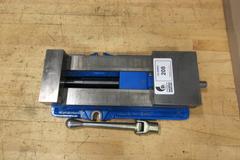 Kurt D688 6" AngLock CNC Milling Vise – w/ Handle