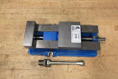 Kurt D688 6" AngLock CNC Milling Vise – w/ Handle