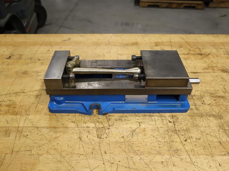 Kurt D688 6" AngLock CNC Milling Vise – w/ Handle
