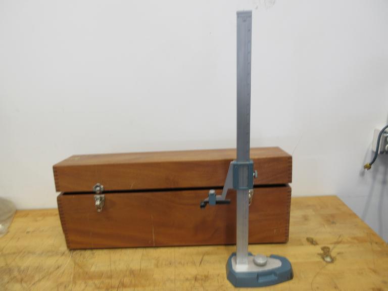 Brown & Sharpe Model 586 26" Vernier Height Guage with Wood Case