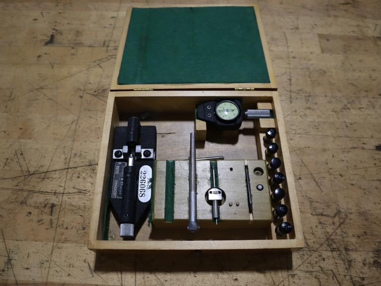 Brown & Sharpe 7570 1/8-1" Bore Gage w Case