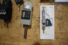 Digital Indicators and Travel Handhweel Indicators